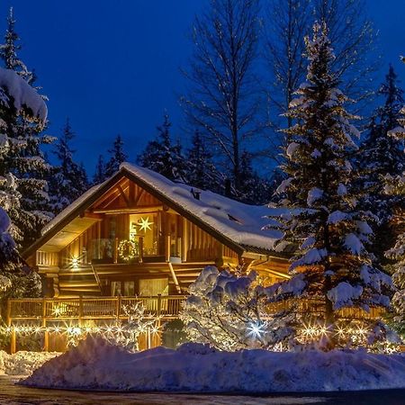 The Log House Inn Pemberton Exterior photo